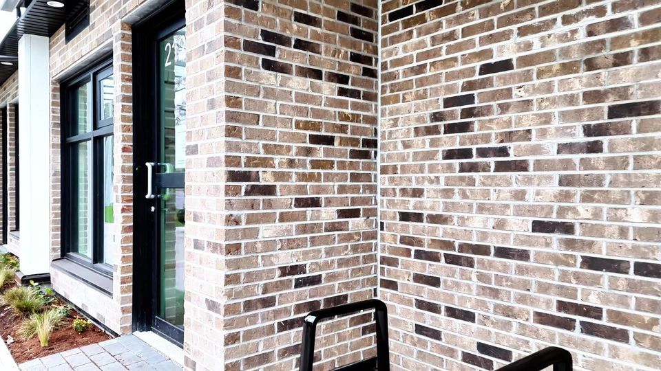 Video: CMU block walls and brick veneer on a commercial build in Victoria